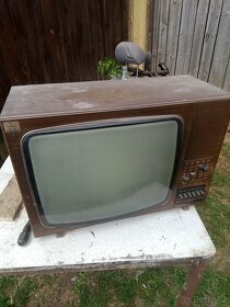 Staré televize, přímotop, tranzistorák. - 3
