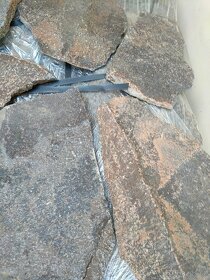 KÁMEN ANDEZIT ŠEDO-HNĚDÝ OBKLAD 1 - 3cm - 3