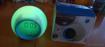 LED budík měnící barvy - 3