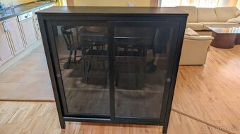 IKEA černá knihovna s prosklenými posuvnými dveřmi - 3