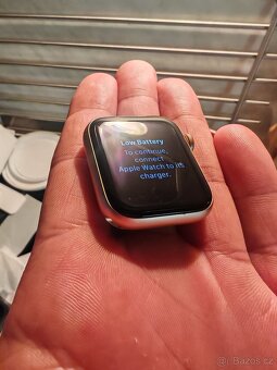 Apple Watch SE 40mm Gold cellular + pasky + powerbanka - 3