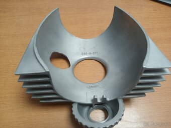 Kryt karburátoru Jawa 353 s maticí originál - 3