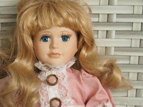 Porcelánová panenka - růžová s knoflíčky - 3