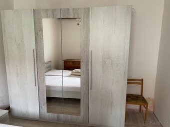 Moderní naábytek do ložnice stůl s židlemi a botník - 3