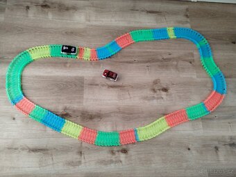 Fosforeskující autodráha + 2x autíčko - 3