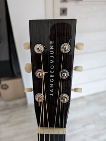 Celomasivní kytara tvaru OM - 3