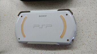 Sony PSP GO - 3