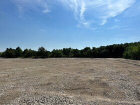 Pronájem zastřešeného pozemku o velikosti až 2.550 m2 - 3