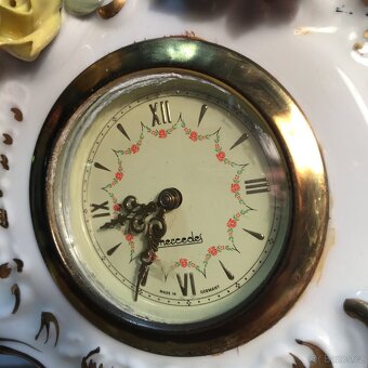 Porcelánové hodiny andělíček amorek květy DRESDEN - 3