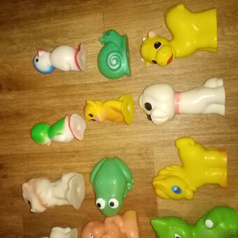 Prodám staré gumové pískací hračky 23 kusů - 3