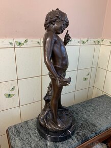 Starožitná socha chlapec z bronzu - 3
