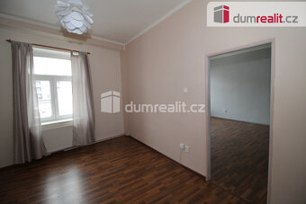 Pěkný dobře dispozičně byt 2+1 ve třetím patře cihlového dom - 3