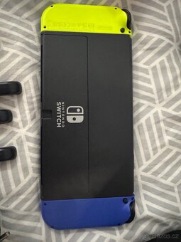 🎮 Nintendo Switch OLED – téměř nové + 256GB karta, 2 páry J - 3