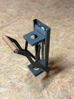 Ruční lis na PET lahve - 3