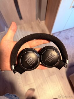 JBL 670NC Live černá - 3