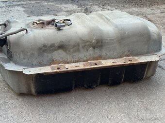 Palivová nádrž, tapecy, stahovačky Nissan Patrol Y61 / díly - 3