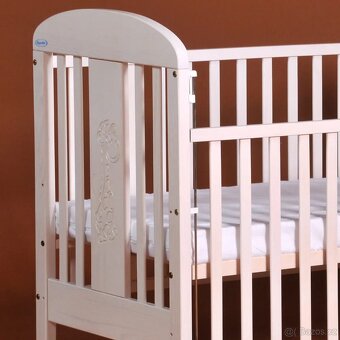 Dětská dřevěná postýlka se žirafou a matrace - 3