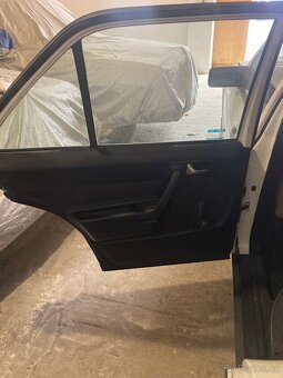 Koupím tapecirunky a zadní koberec mercedes w201 - 3
