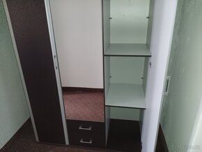 Tří dveřové hnědé skříně - 3