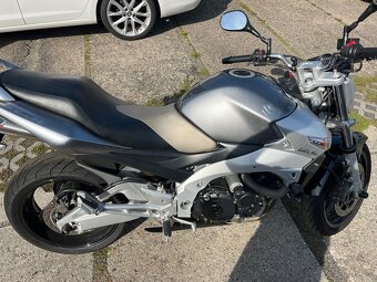 Suzuki 600 GSR - 3