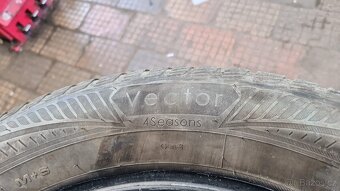 4ks pneu Goodyear Vector 4Seasons 235/55 R17 99H - 3