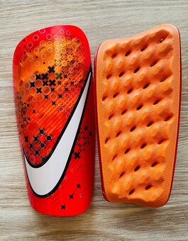 Fotbalové chrániče Nike XL - NOVÉ - 3
