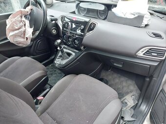 Lancia Y    2015 - 3