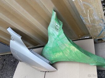 Prodám přední blatníky 2x – Renault Megane III (2013) 1.5 dC - 3