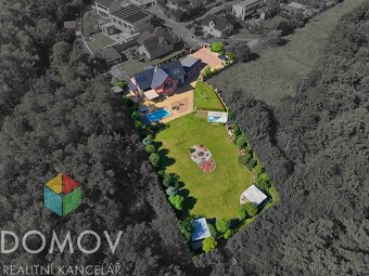 Luxusní rodinný dům s bazénem a pozemkem 2 584 m2 - Nučic - 3