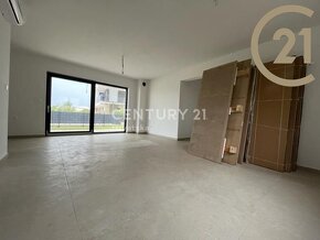 Prodej bytu 4+kk (95 m2) s terasou a dvorem (165 m2), 500 m  - 3