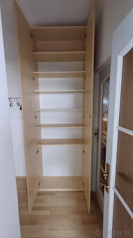 Vysoká skříň a závěsné skříňky - 3