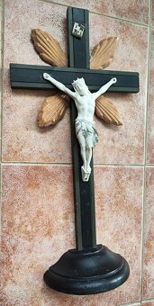 starožitný dřevěný kříž s porcelánovým kristem - 3