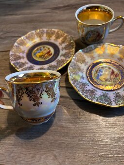 Luxusní porcelánové šálky s podšálky – zlacené okraje, malba - 3