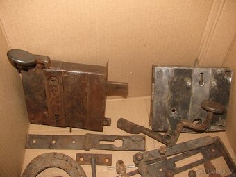 staré kování, zámek na dveře - 3