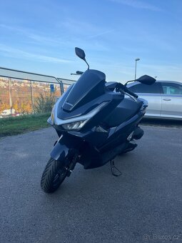 Honda PCX 125 modrá - novinářský motocykl - 3