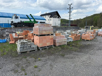 Stavební materiál - cihly, tvárnice, dlažba atd. - 3