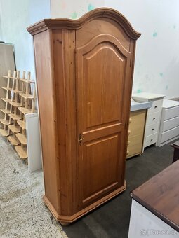 Hezká dřevěná šatní skříň - 3