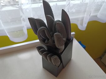 Sada zoubkových nožů, sekáček, nůžky - v bloku. - 3