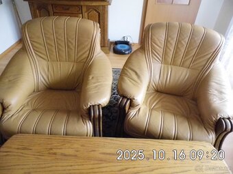 prodám  sedací soupravu gauč+2křesla,kůže+stolek - 3