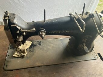 Retro šicí stroj - 3
