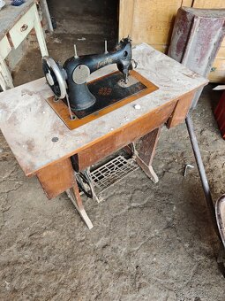 Starožitný šicí stroj LADA - 3