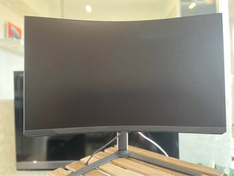 Luxusní 4K monitor 32´ Samsung G8 NEO 240hz - 3