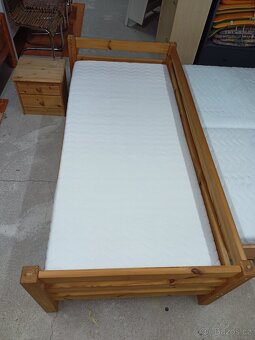 Prodám hezkou postel z masivu 90 x 200 cm - 3
