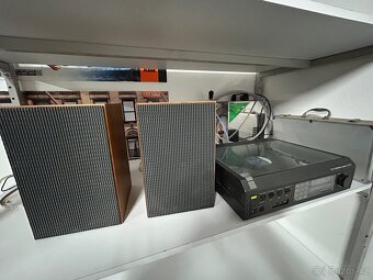 Gramoradio Tesla dominant a spousta desek - 3