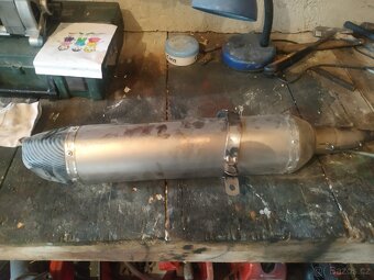 Laděný výfuk akrapovic - 3