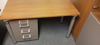 Kancelař: 2 stoly, skříň, regál - 3