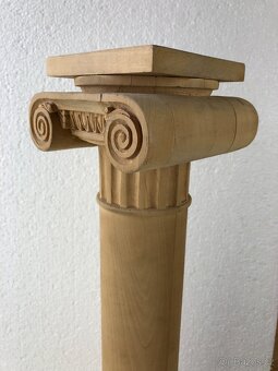 Vyřezávaný dřevěný stojan Antický sloup (NP004) - 3