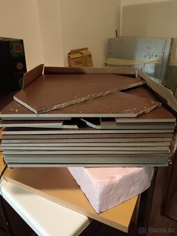 Dlažba hnědá, 33,3 x 33,3, zbytek 1,2 m - 3