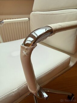 Bílé kancelářské křeslo - 3