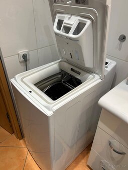 Vrchem plněná pračka Whirlpool - 3